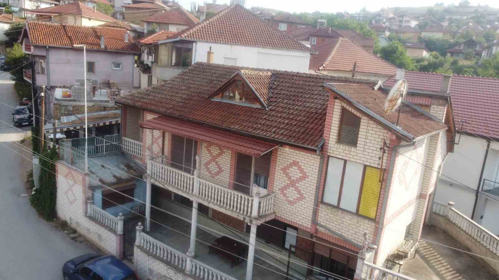 Се продава куќа на три ката