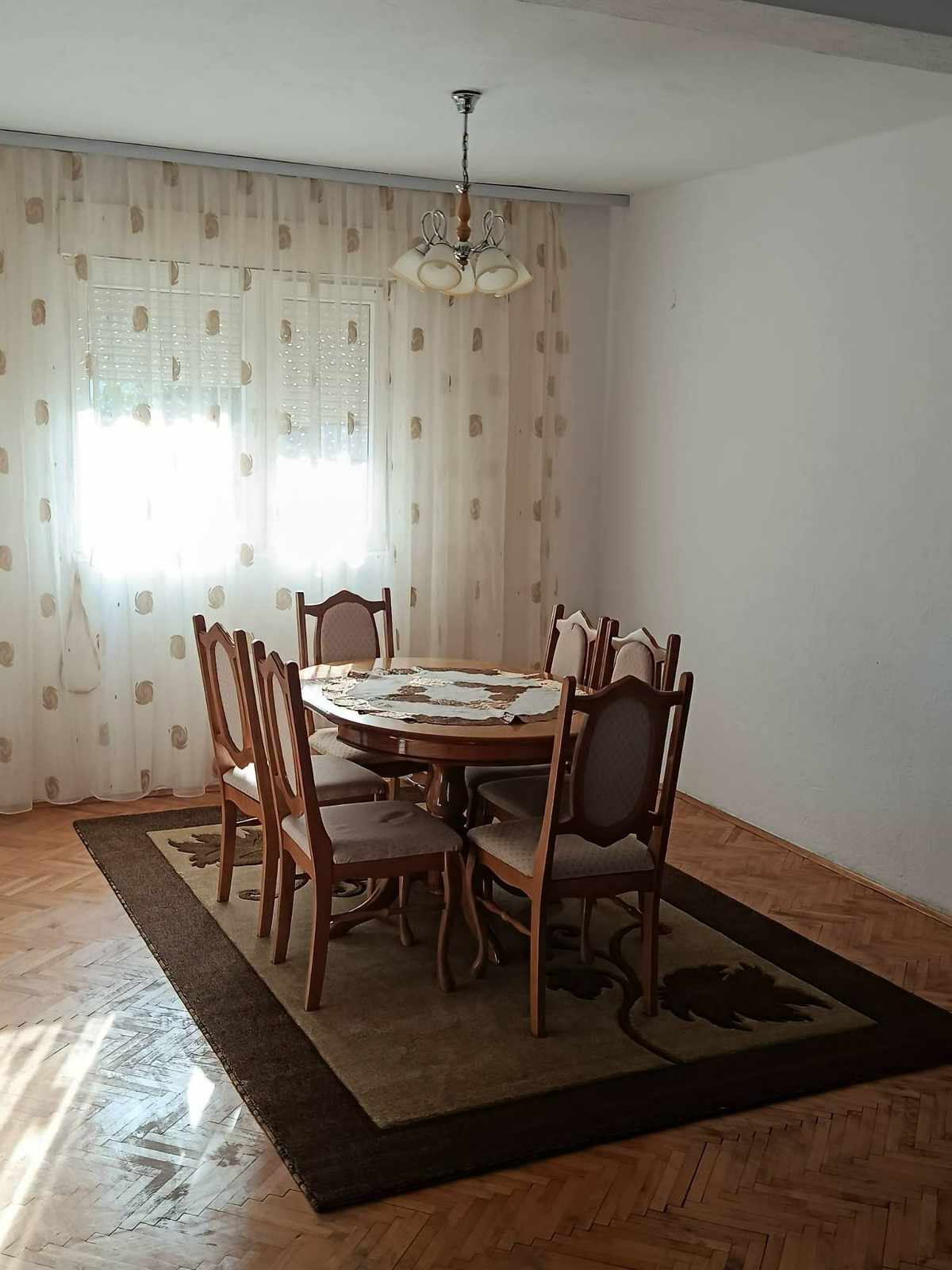 Се продава куќа на три ката