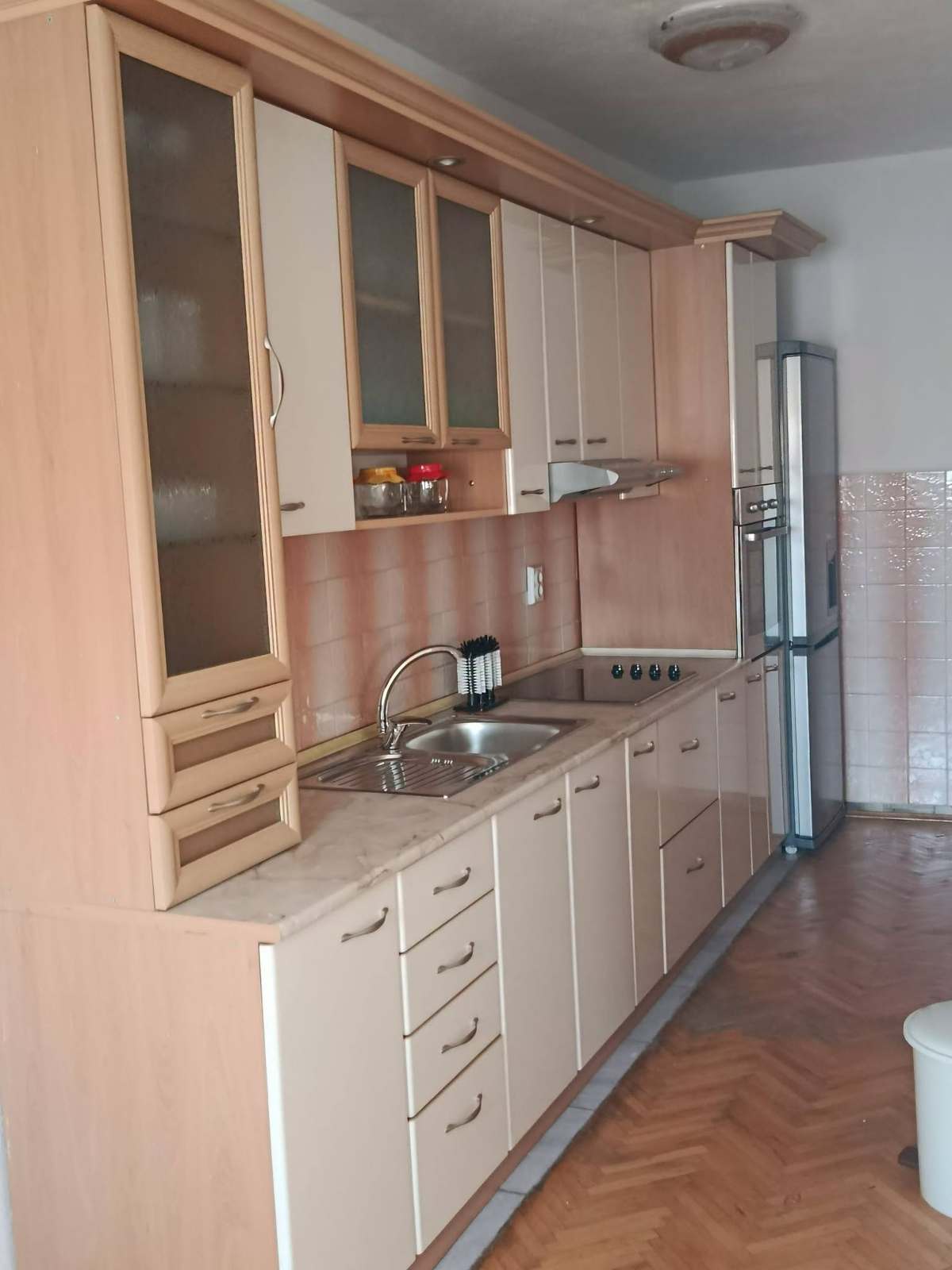 Се продава куќа на три ката